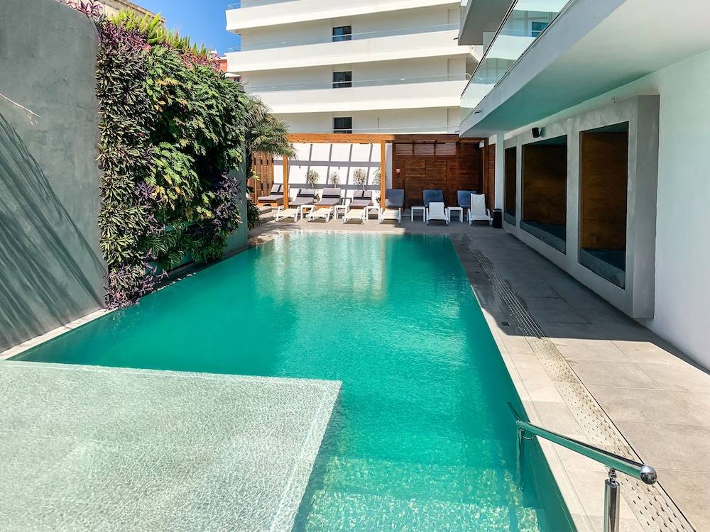 Manousos City Hotel